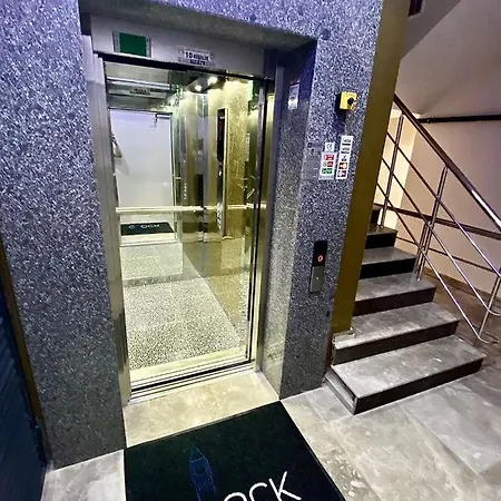 아파트 Centrally Located In